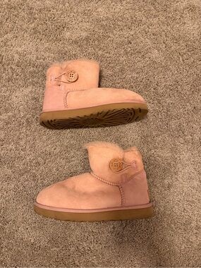 UGG short Button Boots in Light Pink Suede